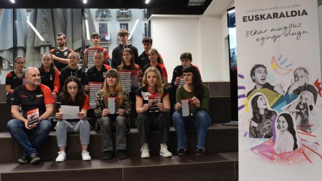 Hiztegiaren aurkezpena Lekuona Fabrikan / Herri Bizia Hiztegiaren aurkezpena Lekuona Fabrikan