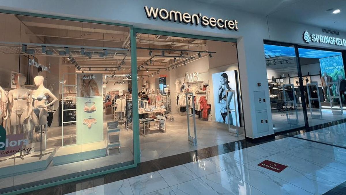 Tiendas de Women'secret y Springfield en un centro comercial.