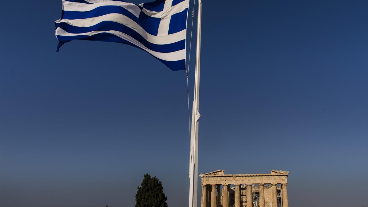 La bandera de Grecia frente al Partenón de Atenas.