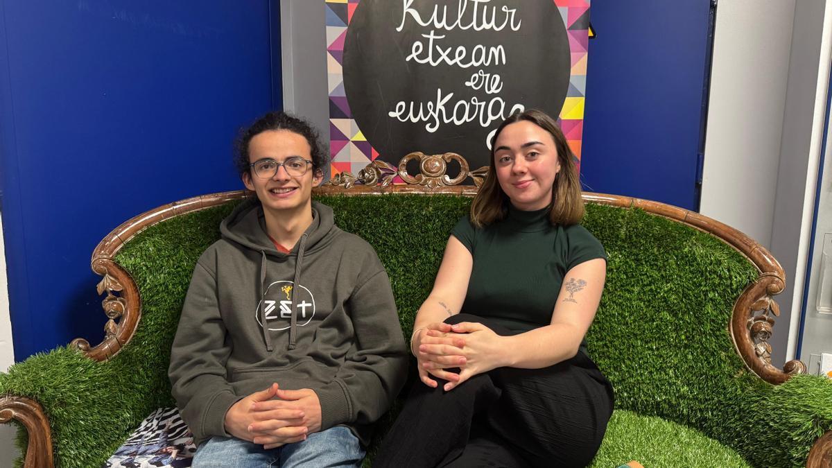 Alex Garcia y Saioa Outeiral, zumaiarras estudiantes de interpretación, días antes de estrenar la obra.