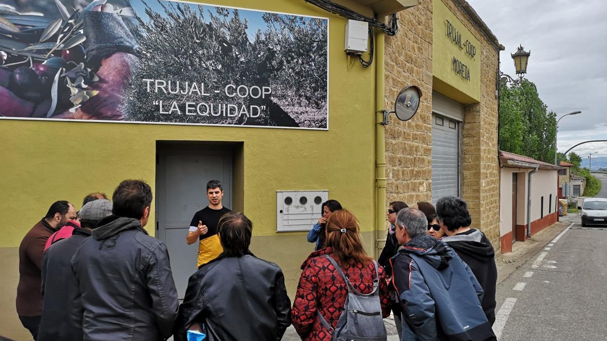 Visitantes al trujal La Equidad en Moreda