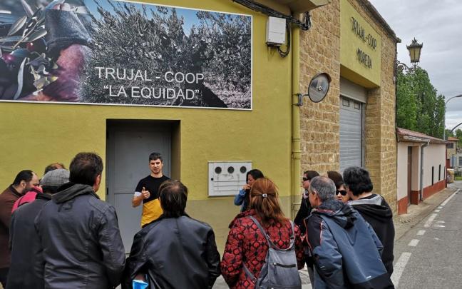 Visitantes al trujal La Equidad en Moreda