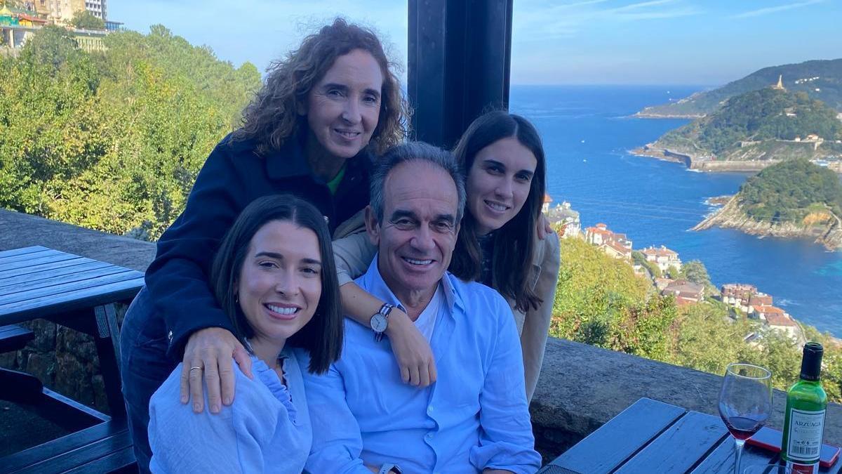 Mikel Bermejo y sus tres estrellas Mikelin; izquierda, Cristina, arriba Arritxu y derecha Ainara.