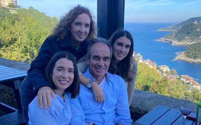 Mikel Bermejo y sus tres estrellas Mikelin; izquierda, Cristina, arriba Arritxu y derecha Ainara.