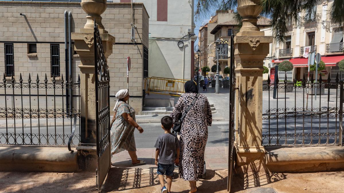 Mujeres musulmanas pasean por las calles de la localidad murciana de Jumilla