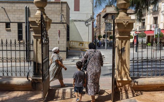 Mujeres musulmanas pasean por las calles de la localidad murciana de Jumilla