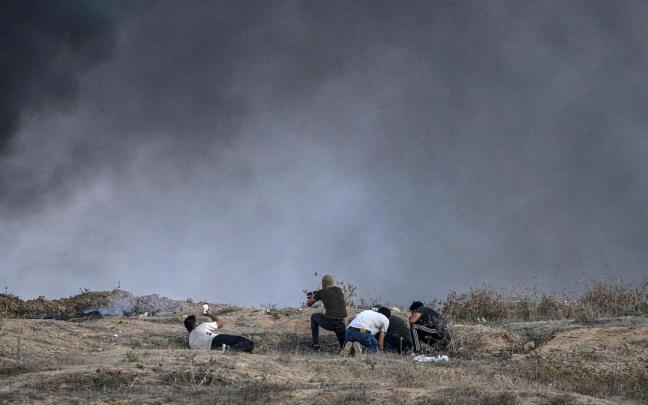 Palestinos se enfrentan a tropas israelíes en la franja de Gaza Palestinos se enfrentan a tropas israelíes en la franja de Gaza
