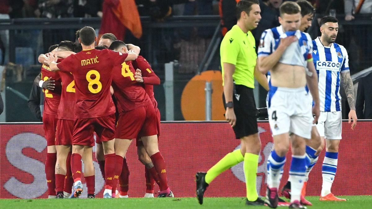Jugadores de la Real, cabizbajos tras recibir un gol en Roma, en la Europa League 2022-23. / ETTORE FERRARI