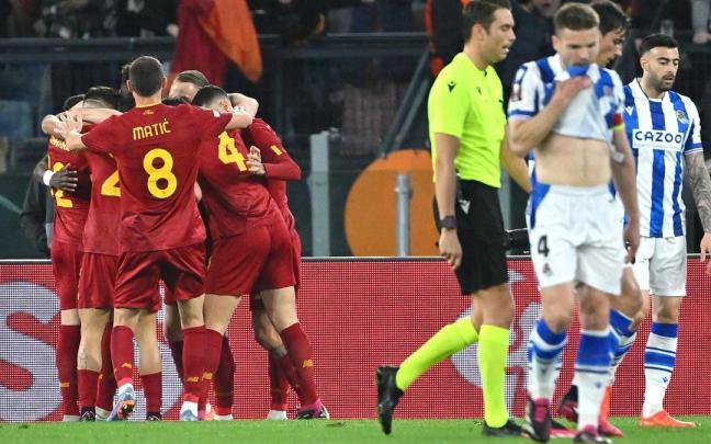 Jugadores de la Real, cabizbajos tras recibir un gol en Roma, en la Europa League 2022-23. / ETTORE FERRARI