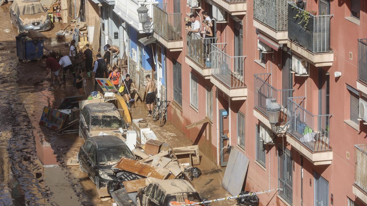 Vehículos acumulados tras el paso de la DANA en el barrio de la Torre