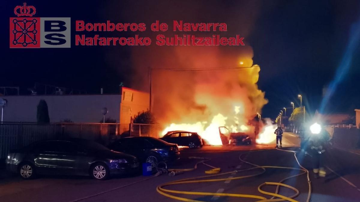 Un incendio en un camión se propaga a dos coches aparcados cerca de una gasolinera en Marcilla. Bomberos de Navarra/EP
