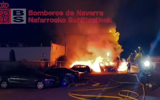 Un incendio en un camión se propaga a dos coches aparcados cerca de una gasolinera en Marcilla. Bomberos de Navarra/EP