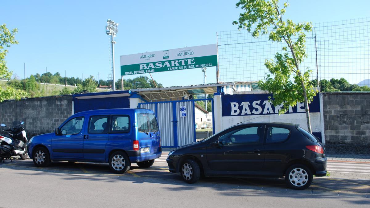 Entrada al campo de fútbol de Basarte en Amurrio
