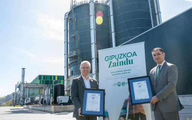 El director de AENOR en el País Vasco, Gonzalo San Antonio, ha entregado estos certificados al presidente de GHK, José Ignacio Asensio