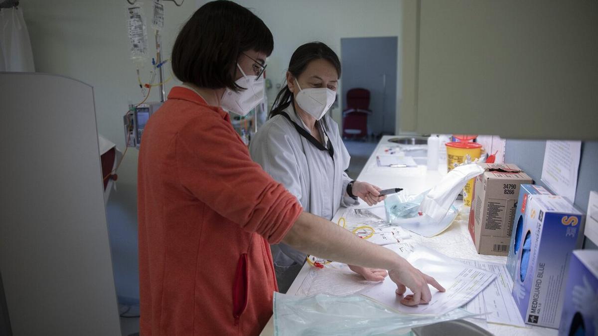 Imagen de archivo de profesionales sanitarias trabajando en el servicio de Oncología Médica del Hospital Universitario de Navarra.