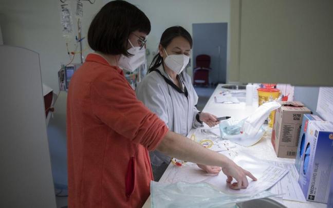 Imagen de archivo de profesionales sanitarias trabajando en el servicio de Oncología Médica del Hospital Universitario de Navarra. Imagen de archivo de profesionales sanitarias trabajando en el servicio de Oncología Médica del Hospital Universitario de Navarra.