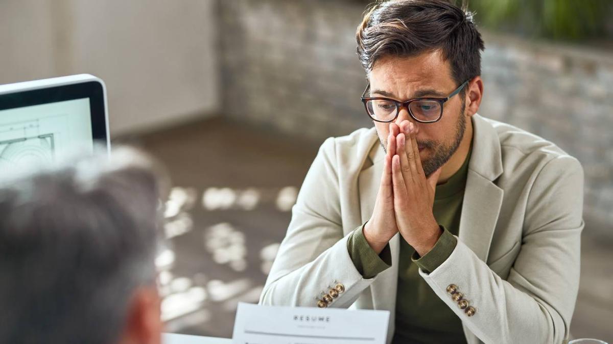 Un trabajador habla con su superior