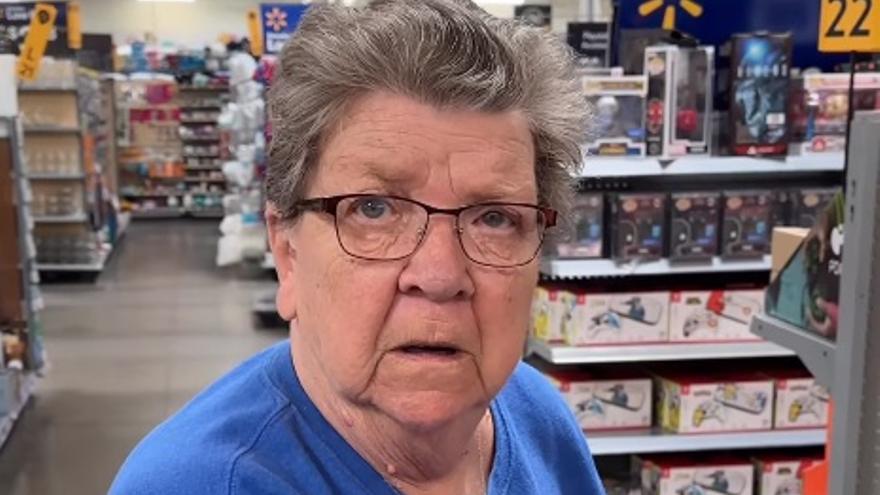 La abuela, indignada en el centro comercial.