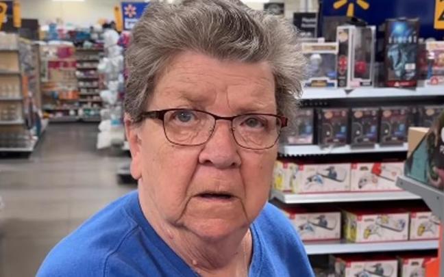 La abuela, indignada en el centro comercial.