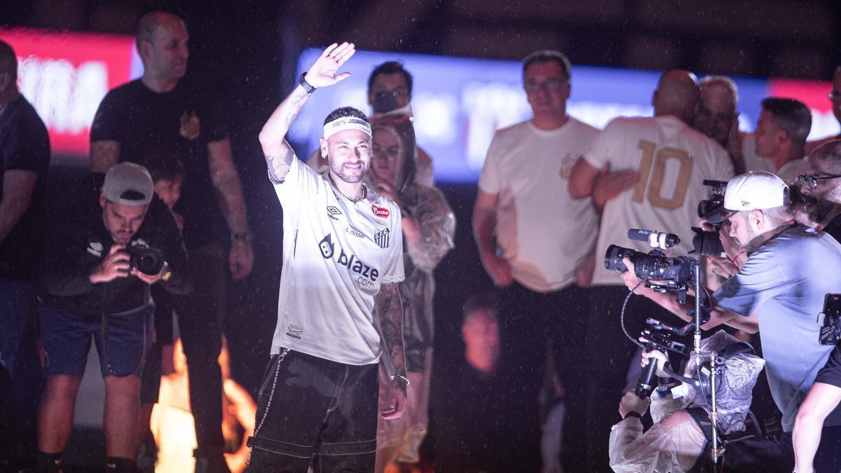 Neymar, durante su presentación del pasado enero con el Santos, club en el que comenzó su carrera profesional.