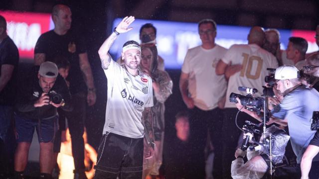 Neymar, durante su presentación del pasado enero con el Santos, club en el que comenzó su carrera profesional.