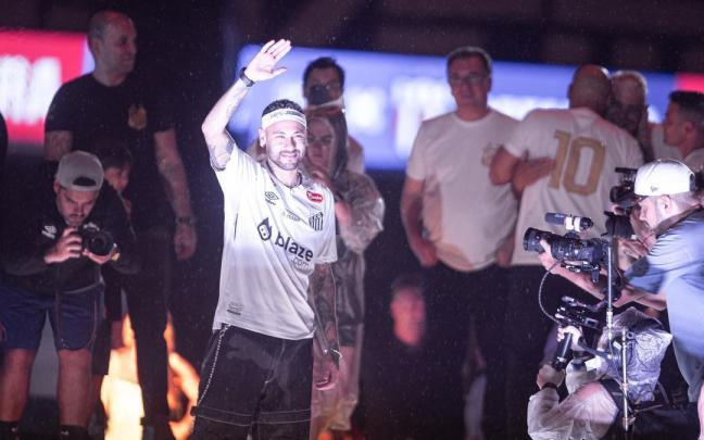 Neymar, durante su presentación del pasado enero con el Santos, club en el que comenzó su carrera profesional.