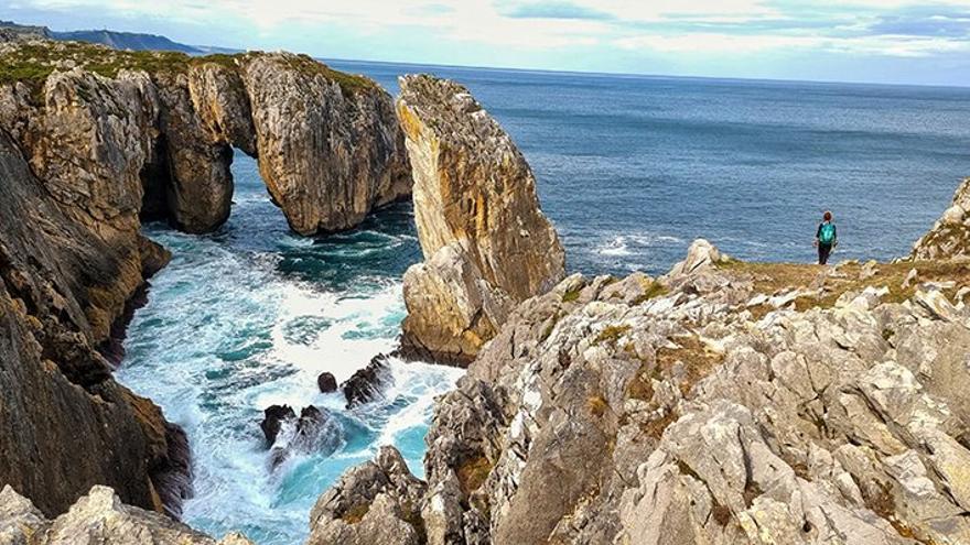 Caprichosas formaciones rocosas salpican esta costa azotadas por el agua y el viento.