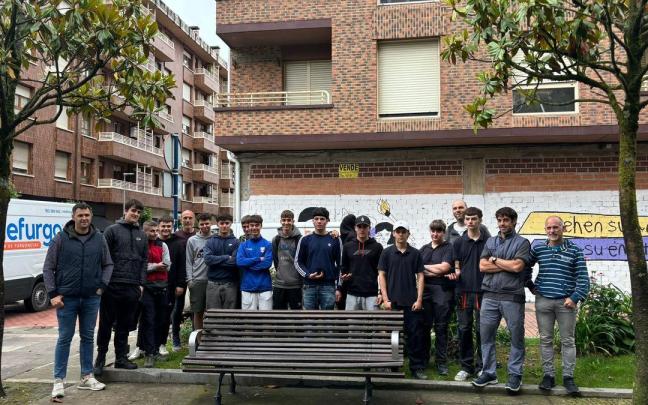Alumnado del Zaraobe junto a uno de los bancos adaptados / Cedida Alumnado del Zaraobe junto a uno de los bancos adaptados