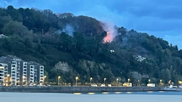 Incendio en la carretera del faro de Higer en Hondarribia. N.G.