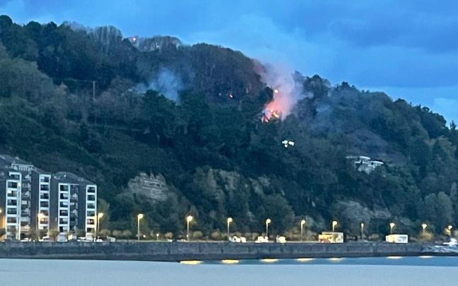 Incendio en la carretera del faro de Higer en Hondarribia. N.G.