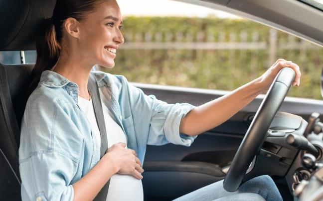 Una mujer embarazada que debería conducir con las dos manos en el volante. / Freepik Una mujer embarazada que debería conducir con las dos manos en el volante.