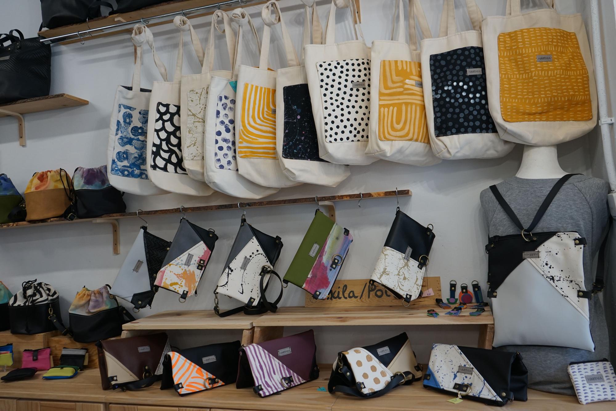 Utiliza materiales sostenibles, como algodón 100%.