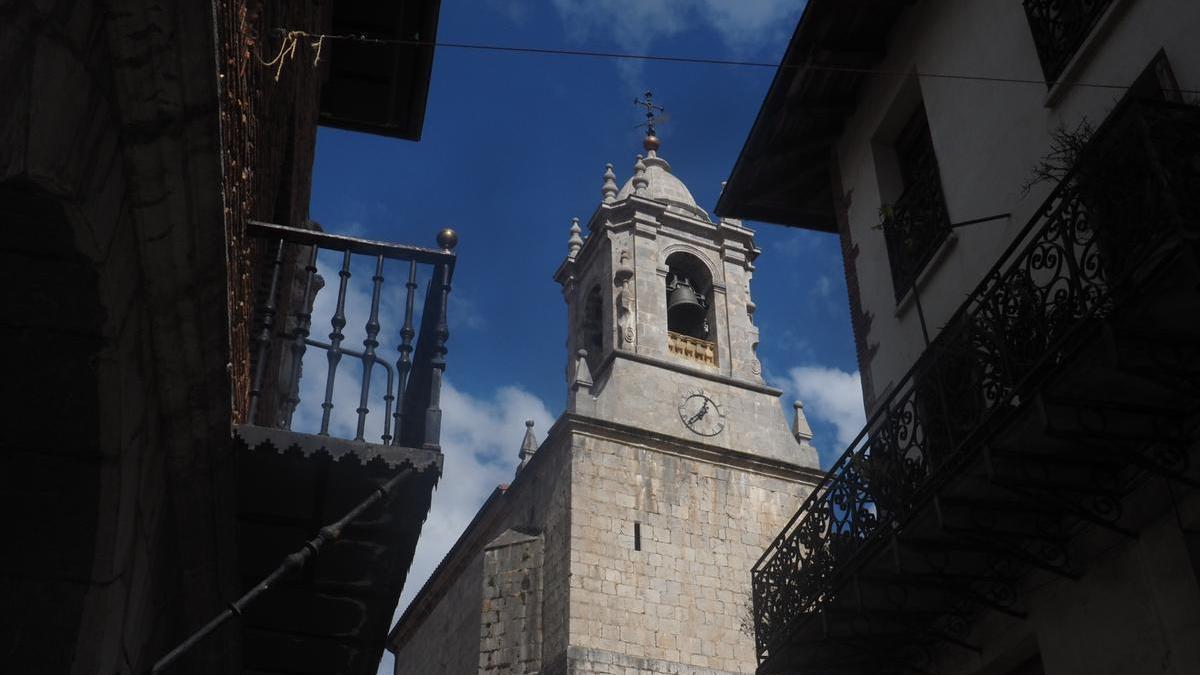 Vista de la torre de la parroquia de la Natividad de Zestoa.