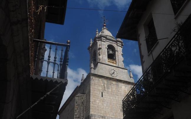 Vista de la torre de la parroquia de la Natividad de Zestoa.