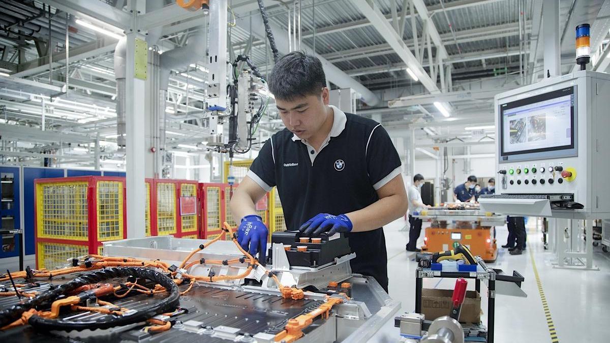 Un trabajador durante la producción de una batería eléctrica para automóviles en una fábrica china.