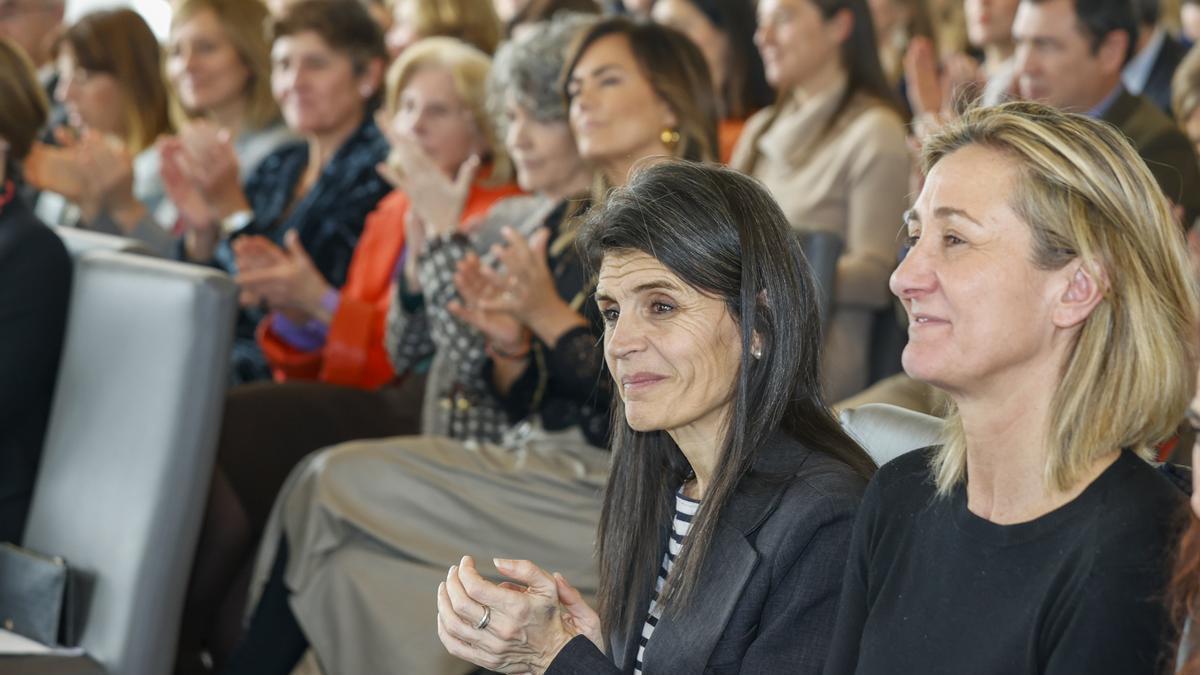 La presidenta de la AED , Isabel Iturbe, (d) junto a la Consejera de Igualdad, Justicia y Políticas Sociales Nerea Melgosa, (i).