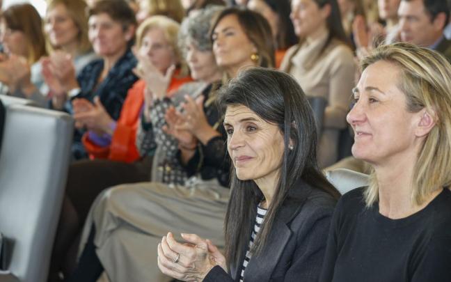 La presidenta de la AED , Isabel Iturbe, (d) junto a la Consejera de Igualdad, Justicia y Políticas Sociales Nerea Melgosa, (i).