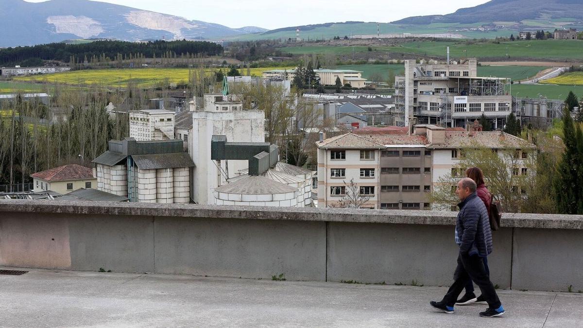 Vistas de Etxabakoitz y de los terrenos donde está previsto construir las nuevas viviendas.