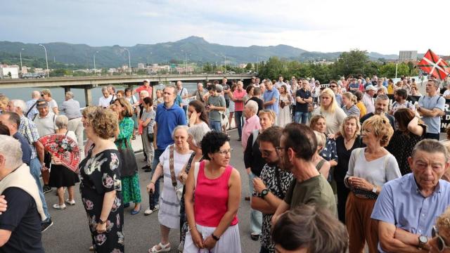 Concentración por la reapertura del Puente Avenida de Irun / IKER AZURMENDI