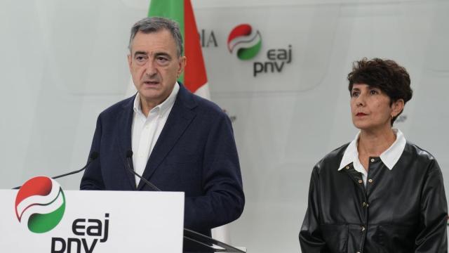 El presidente del EBB del PNV, Aitor Esteban, con la portavoz jeltzale en el Congreso, Maribel Vaquero, en una anterior comparecencia