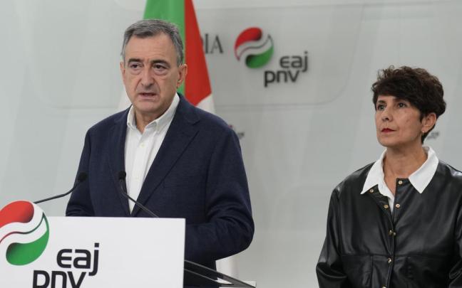 El presidente del EBB del PNV, Aitor Esteban, con la portavoz jeltzale en el Congreso, Maribel Vaquero, en una anterior comparecencia