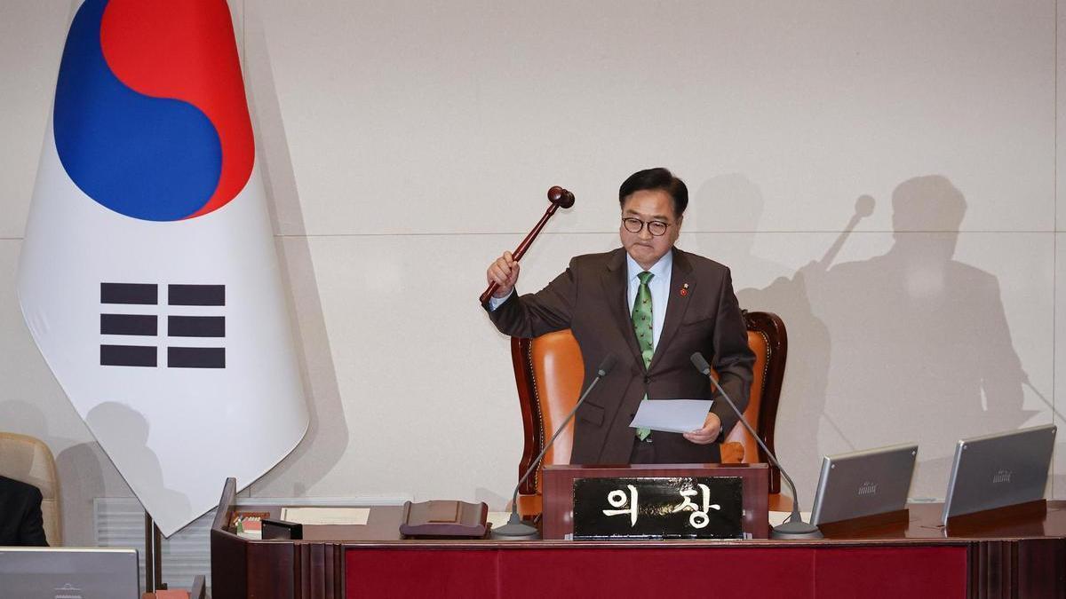 El presidente de la Asamblea Nacional de Corea del Sur, Woo Won-shik, declara la aprobación de la moción de destitución contra el presidente del país, Yoon Suk Yeol.