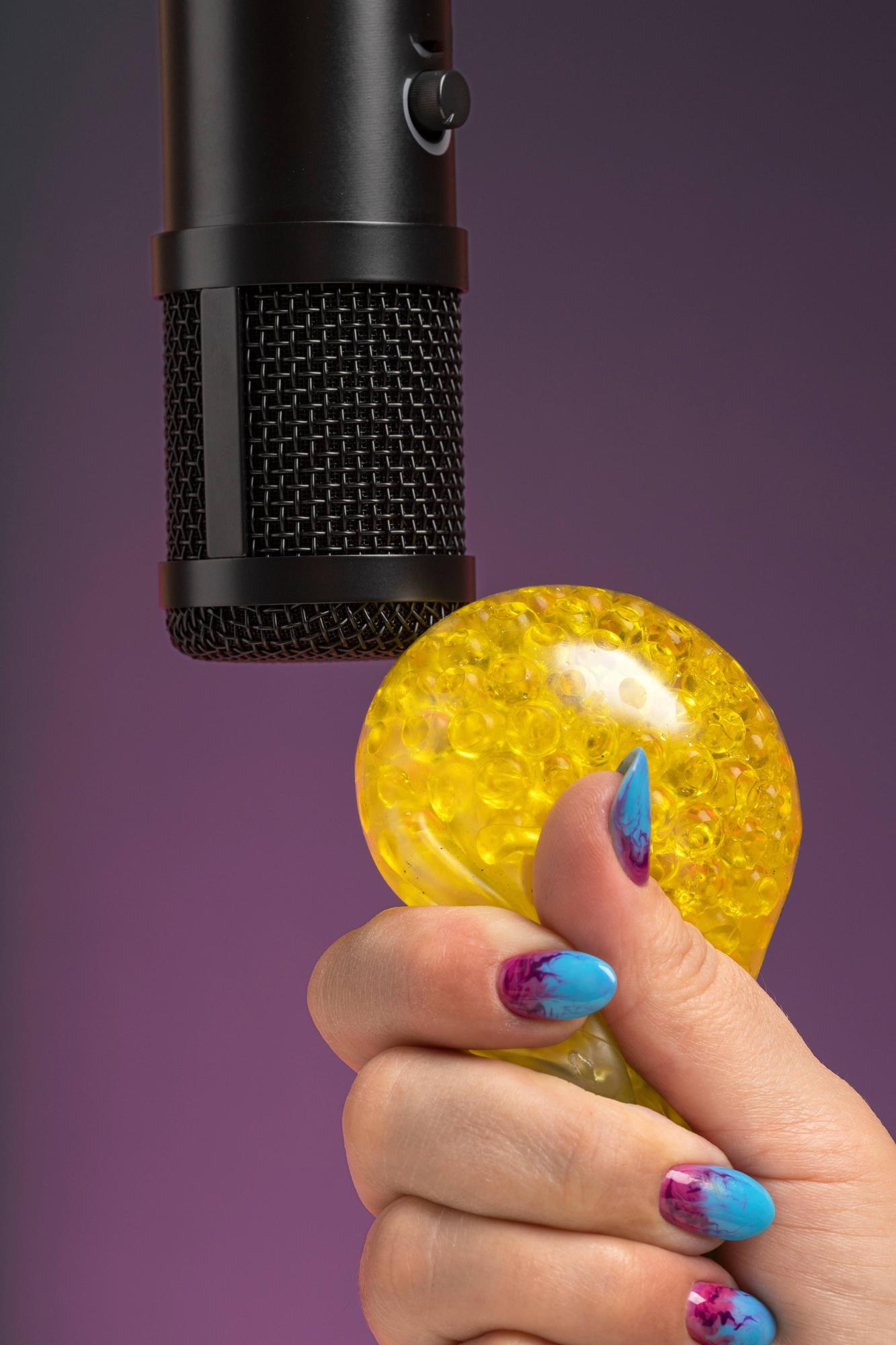 Existe contenido de ASMR en euskera que nos ayuda a relajarnos y aprender con lecturas o susurros suaves.