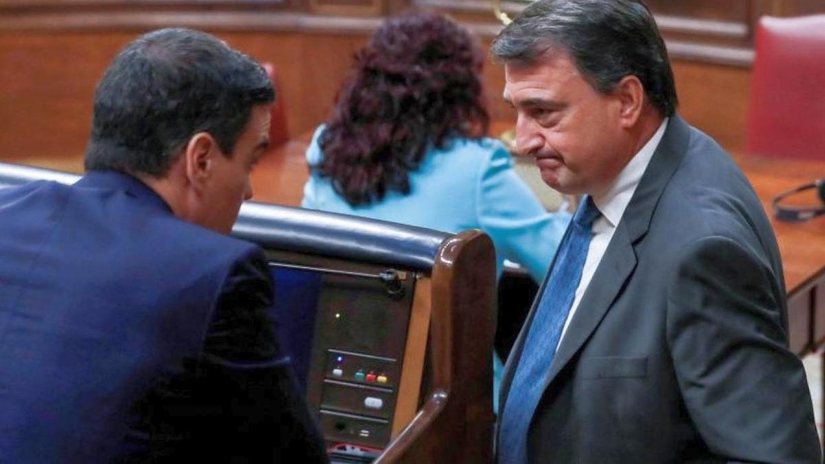 Pedro Sánchez y Aitor Esteban conversan en una sesión en el Congreso de los Diputados.