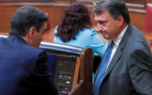 Pedro Sánchez y Aitor Esteban conversan en una sesión en el Congreso de los Diputados.