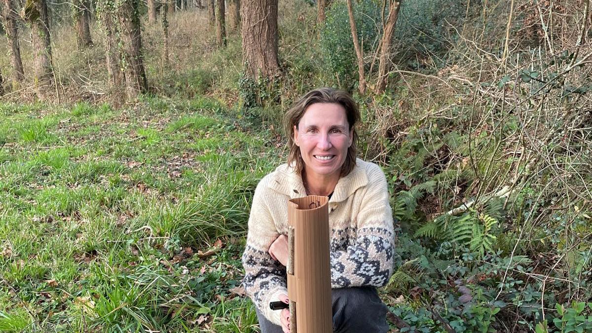 Isabel Abascal posa junto a uno de sus protectores para los árboles.
