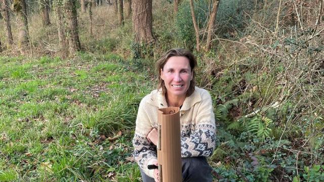 Isabel Abascal posa junto a uno de sus protectores para los árboles.