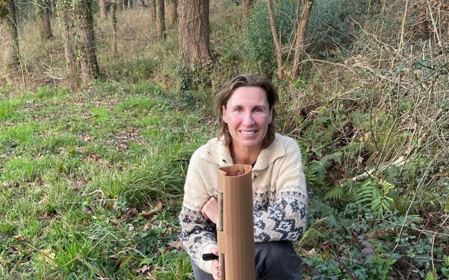 Isabel Abascal posa junto a uno de sus protectores para los árboles.