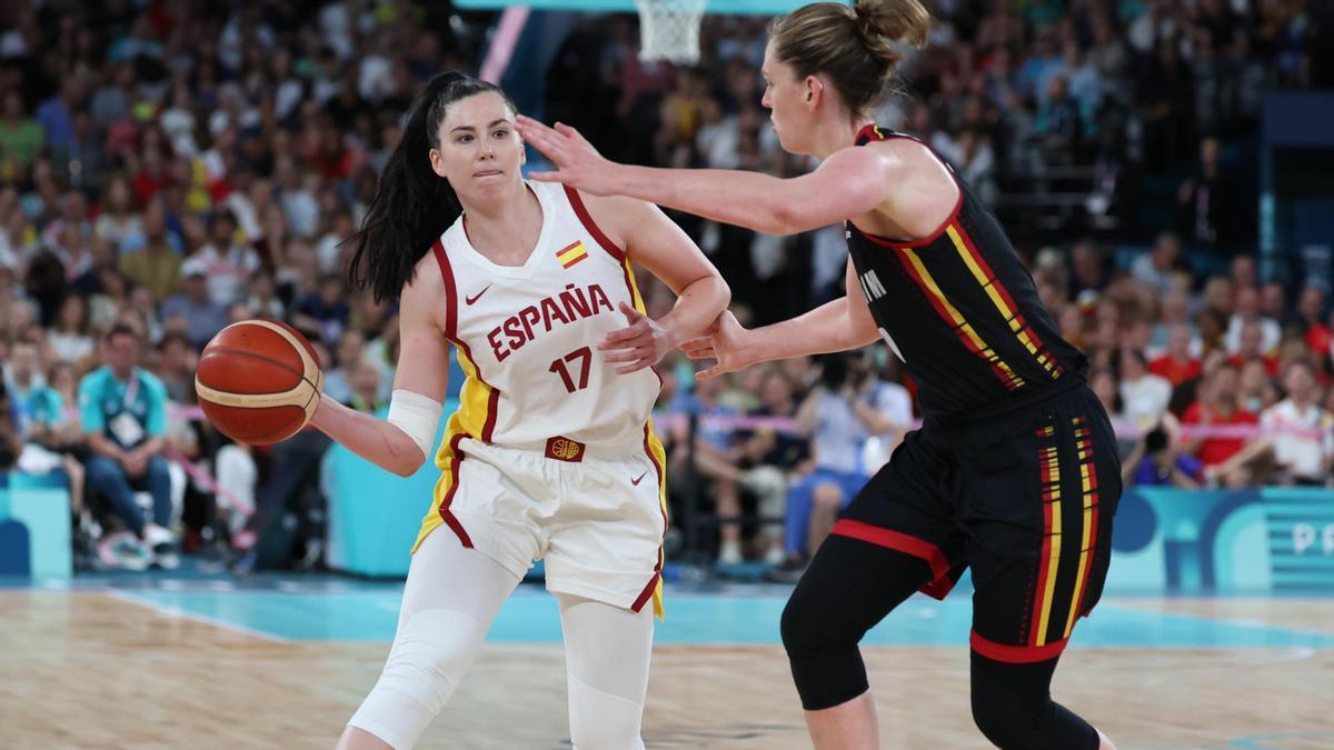 Megan Gustafson trata de dar un pase defendida por una jugadora belga.