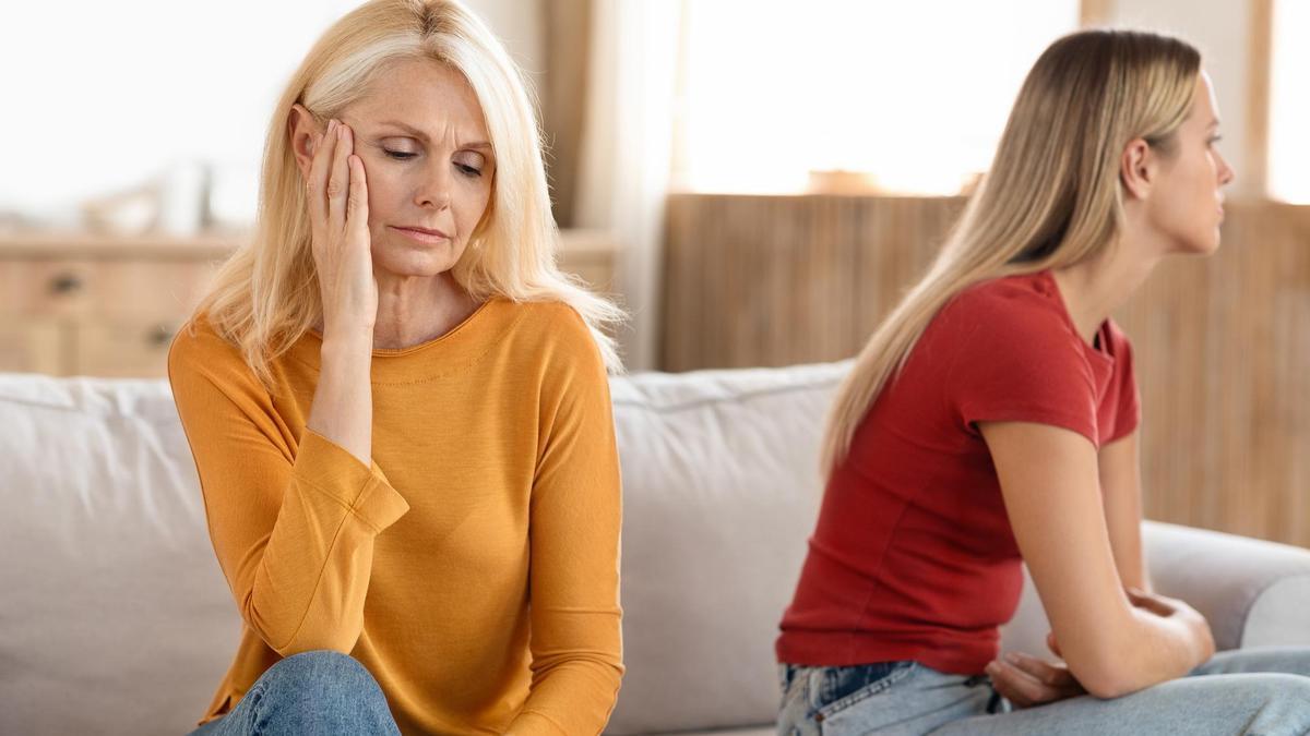 Una madre y su hija adolescente tras una discusión.